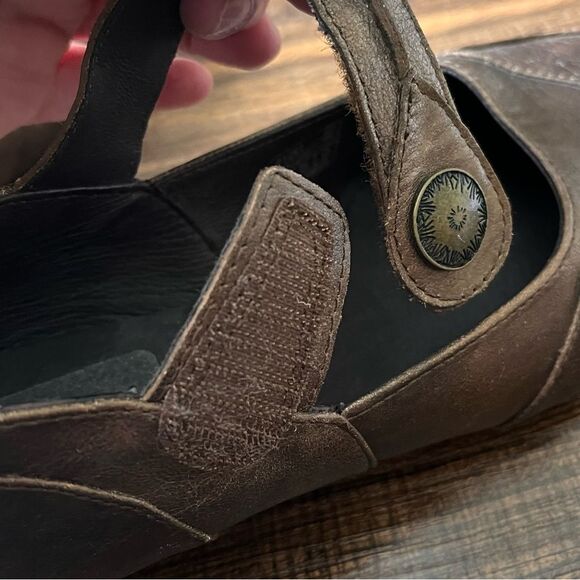 Josef Seibel Leather Bronze Metallic Mary Jane Shoe with 1.5" Heel Size 40/8.5 - Picture 13 of 15